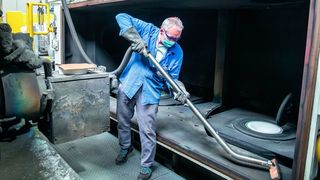 Nach jedem Gießzyklus müssen die Vakuumgießanlagen und deren Umgebung bei Doncasters in Bochum penibel gereinigt werden, was jetzt von einem Ruwac-Sauger des Typs DS 1750 übernommen wird. (Bild: Ruwac)