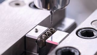 Fräsen von M3-Innengewinden in ein gedrucktes Titanbauteil. (Bild: Horn/Sauermann)