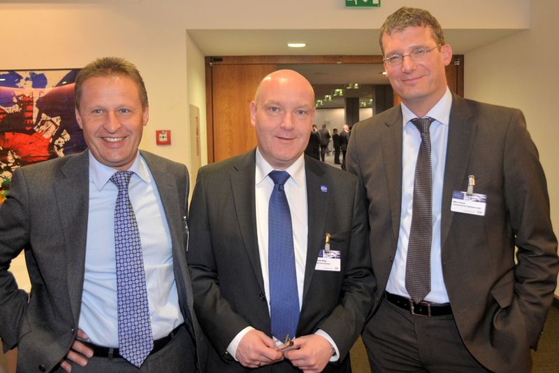 Uwe Kannegießer (li.), Mike Cramer (re., beide Ingram Micro) und Thomas Weber (Cema) ziehen im IBM-Geschäft an einem Strang. (IT-BUSINESS / Michael Hase)