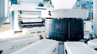 EVO Ultra Flat Plus, ist die technische Möglichkeit, um Biofolie für den Verpackungssektor dünner und schneller herstellen zu können als bisher. Die Experten von Reifenhäuser Blown Film Polyrema geben auf der K 2019 in Halle 17 am Stand C22 bei Bedarf nähere Auskunft dazu. Dort präsentiert die Reifenhäuser-Gruppe außerdem weitere Systeme für die nachhaltigere Nutzung von Kunststoffen. (Reifenhäuser Gruppe)
