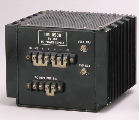 Bild 4: Das erste Standard-Schaltnetzteil TM aus dem Jahre 1972 wurde von Hiroyuki Ariyama in Japan entwickelt. Zu dieser Zeit waren kundenspezifische Netzteile noch sehr verbreitet. (Bild: TDK-Lambda)