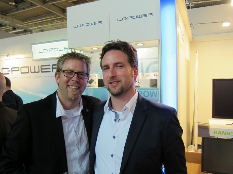 (v. l.) Florian Fliegel, ultron, mit Michael Lindeburg, LC-Power  (Bild: IT-BUSINESS)