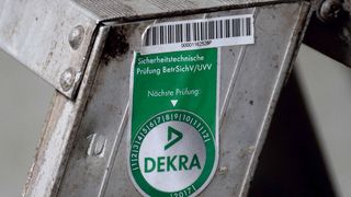 Selbst eine simple Stehleiter kommt nicht ohne Prüfsiegel aus. Doch fehlt es und es passiert ein Unfall, drohen Strafen. (Rosenow)