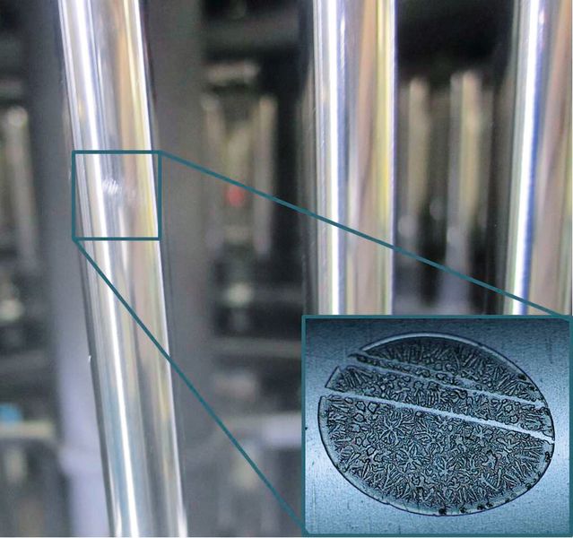 Bild 1: Zylindrische Bauteile nach der Reinigung; diffuse Flecken zeigen unter dem Lichtmikroskop betrachtet eine detaillierte Struktur (siehe Insert). (Bild: Oerlikon)