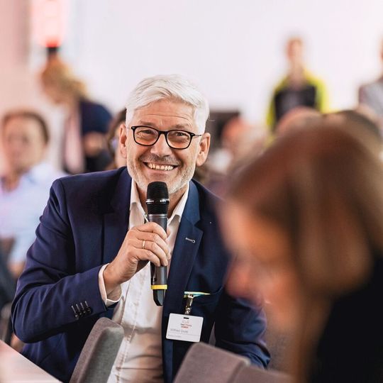 Die Besucher (im Bild: Wilfried Grote) beteiligen sich aktiv an den Fragerunden nach den Präsentationen.(Bild:  Stefan Bausewein)