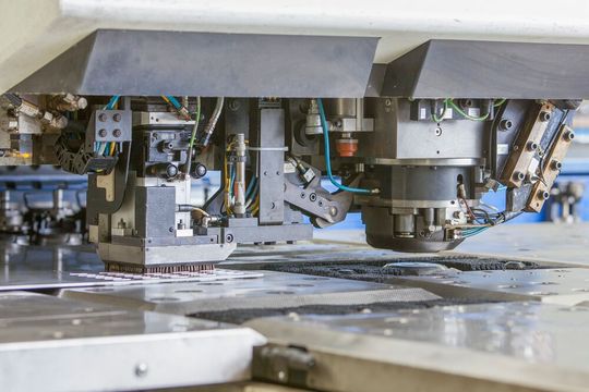 Die Manroland Web Produktionsgesellschaft ist Komplettlieferant für mechanische Komponenten vom Design über die Fertigung von Bauteilen bis hin zur Montage, Verdrahtung, Inbetriebnahme und Qualitätsprüfung.(Bild:  Manroland Web Produktionsgesellschaft mbH)