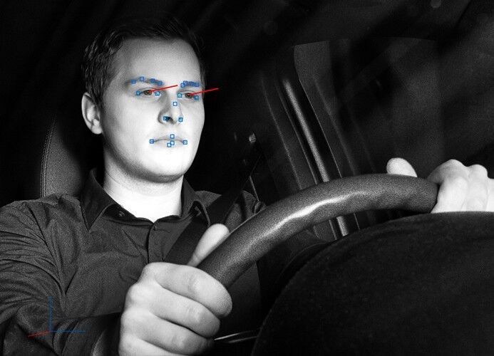 Eine Infrarotkamera im Fahrzeuginneren analysiert das Blickverhalten des Fahrers und registriert, wenn dieser seine Augen nicht auf eine potentiell gefährliche Situation gerichtet hat. (Foto: Continental)