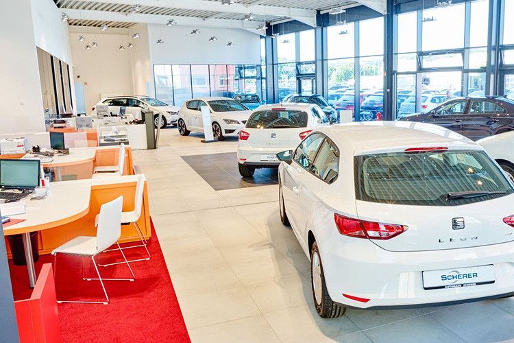 Innen kennzeichnen die Farben Weiß, Rot und Orange den Bau eindeutig als Seat-Autohaus. (Foto: Seat)