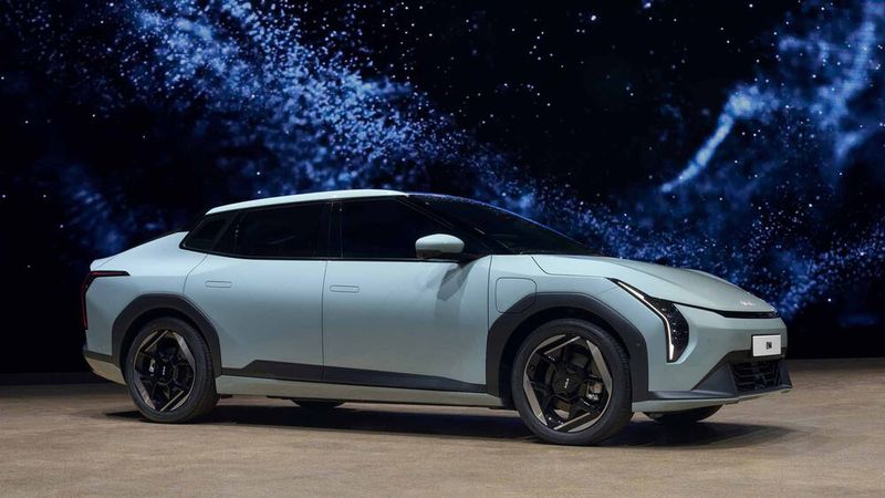 Die Limousinenvariante ist für europäische Augen ungewöhnlich gestaltet. (Bild: Kia)