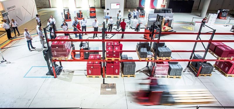 Die World of Material Handling in Mannheim punktete durch ihre Live-Shows, in denen die Linde- und Dematic-Produkte im Einsatz waren. (Wolf Lux)