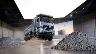 Den Mercedes Arocs gibt es nun auch elektrisch. (Bild: Daimler Truck)