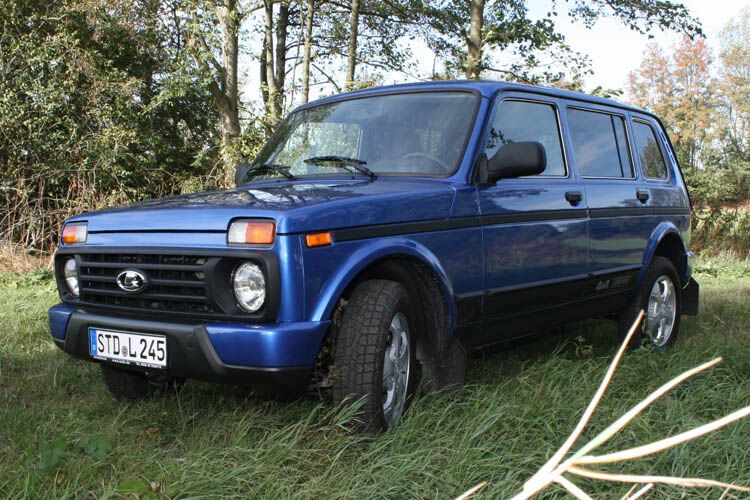 Die russische Kultmarke Lada bietet ihren Klassiker 4x4 jetzt auch hierzulande mit fünf Türen an. (Bild: Ampnet)