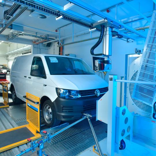 Auf dem neuen Rollenprüfstand von VW Nutzfahrzeuge werden Verbrauchs- und Abgaswerte nach dem neuen WLTP-Verfahren getestet.(Bild:  VW Nutzfahrzeuge)