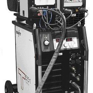 Das mobile System für wirtschaftliches manuelles WIG-Heißdraht-Schweißen: Inverter-Stromquelle Tetrix, Drahtvorschub Tetrix Drive und die kleine Stromquelle zum Vorwärmen des Zusatzdrahtes. Bild: EWM