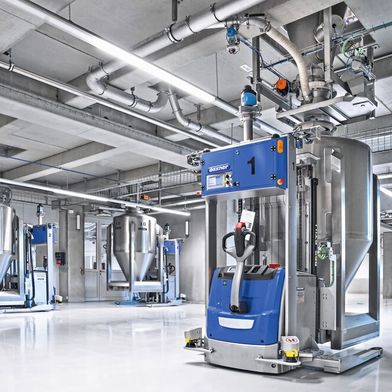 Die Container werden automatisiert über fahrerlose Transportsysteme (FTS) durch die Anlage bewegt. (Bild: Daxner)