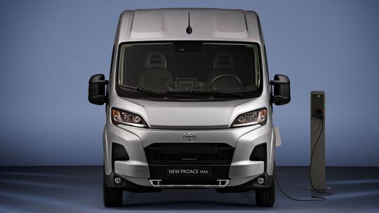 Den Proace Max gibt es auch in einer elektrischen Variante.(Bild:  Toyota)