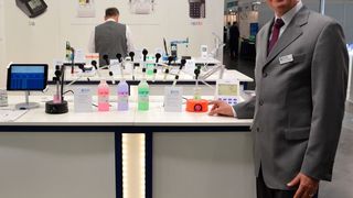 Dr. Dirck Lassen, Geschäftsführer von Hanna Instruments, präsentiert auf der Labvolution in Hannover die Bluetooth-kompatiblen pH-Elektroden aus der Halo-Serie. (LABORPRAXIS)