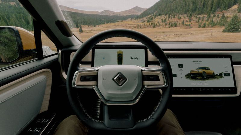 Die Kabine will mit großen kahlen Flächen und noch größeren Bildschirmen eher Cockpit als Maschinenraum sein. (Bild: Rivian)