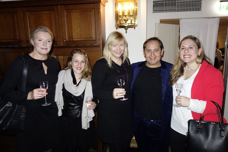 Werner Theiner, WZ-N, mit (v. l.) Sybille Muhr, keck.KG, Olivia di Punzio und Katrin Engelniederhammer, w&p, und Claudia Bendl, Schaffelhuber Communications. (Bild: IT-BUSINESS)