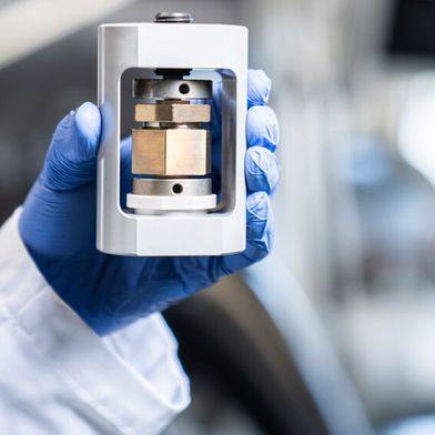 Das PSI zeigt in einer Studie, wie sich Festkörperbatterien kostengünstig, effizient und langlebig produzieren lassen. Im Bild ist eine Testzelle, in der die am PSI entwickelte Festkörperbatterie hergestellt und getestet wird. (Bild: Paul Scherrer Institut)