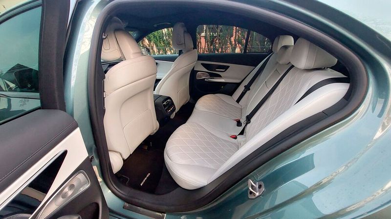 ... ist die Beinfreiheit hinten etwas eingeschränkt. Das wundert einen schon angesichts der verschwenderischen Außenabmessungen. Für zwei größere Personen hintereinander wird es schon eng. (Bild: Mauritz – VCG)