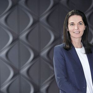 Béatrice Foucher, derzeit stellvertretende CEO von DS Automobiles, wird neue CEO der Marke DS und Mitglied des Global Executive Committee. Sie foglt auf Yves Bonnefont, der sich um die Synergien der Konzernmarken kümmern soll.

Béatrice Foucher verfügt über eine langjährige Erfahrung im Produkt- und Elektrofahrzeugbereich, insbesondere bei der Internationalisierung des Produktportfolios.