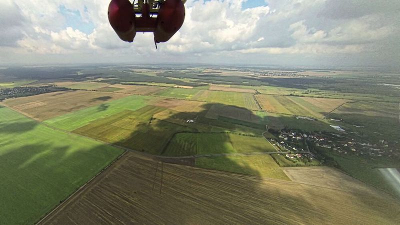 Luftaufnahme der Station. Melpitz ist umgeben von Wiesen, Feldern und Wald. Die Station im Tiefland von Sachsen ist repräsentativ für weite Teile des ländlichen Ostdeutschlands und liegt an der Grenze zwischen atlantischem und kontinentalem Klima, was sie für großräumige Analysen in Europa besonders interessant macht. (Bild: Holger Siebert, TROPOS)