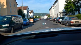 Aber ehe man sich’s versieht, ist man auch in dieser Stadt … (Bild: Michel / »kfz-betrieb«)