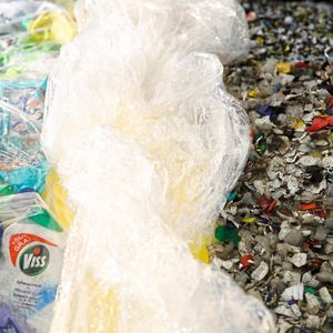 Über 1 Mio. t Kunststoffabfälle kommen derzeit pro Jahr und Kopf global gesehen zusammen. Um dieser Menge recyclingmäßig Herr zu werden, braucht es drei Voraussetzungen: effiziente Trenn- und Sortiersysteme, hochwertig-reine Rezyklate und Maschinen, die diese prozesssicher zu gebrauchsfähigen Produkten verarbeiten können. 