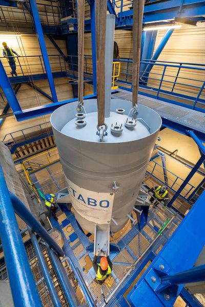 Der Elektrodenkessel in der vorbereitete Stahlkonstruktion auf dem Gelände des Gas- und Dampfturbinenkraftwerks 2 der Infra Leuna. (Bild: Infra Leuna/ Lx Press)