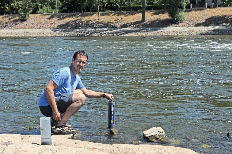 Dr. Norbert Kamjunke vom Magdeburger UFZ-Department Fließgewässerökologie mit YSI-Multiparametersonde am Magdeburger Elbufer auf trockengelegtem Domfelsen. Zwei dieser Sonden sind an Fähren in Westerhüsen bei Magdeburg und in Werben installiert worden, um in den nächsten Wochen Temperatur, pH-Wert, Leitfähigkeit, Trübung, Chlorophyll und Sauerstoffkonzentration im Elbwasser zu messen. (Michael Beyer, UFZ)