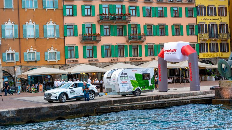 Geschafft: Nach 6 Stunden und 12 Minuten kam das Gespann in Riva an – ohne zwischenzeitlichen Ladestopp. (Bild: Dethleffs)