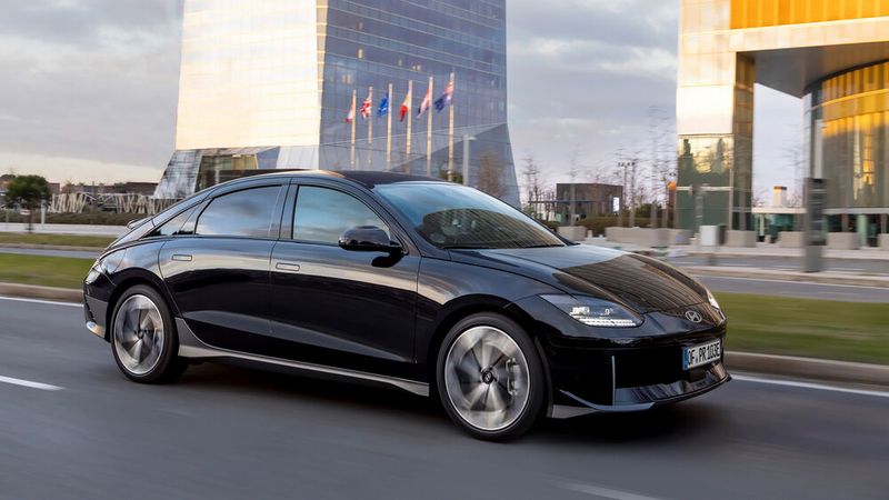 Der Ioniq 6 ist jedoch eher ein komfortabler Gleiter ... (Bild: Hyundai)