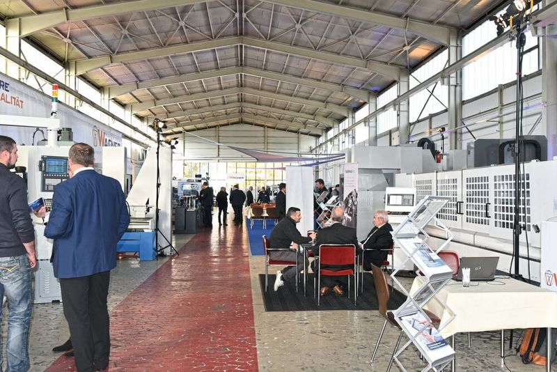 Zahlreiche Kunden und Interessierte aus dem In- und Ausland konnten bei der Maschinen-Wagner-Hausmesse am 11. November über 50 Maschinen unter Strom begutachten. Wagner deckte damit die Prozesse Drehen, Fräsen, Bohren, Schleifen und Sägen, aber auch das Biegen und Abkanten ab, wie es heißt. (Maschinen Wagner)