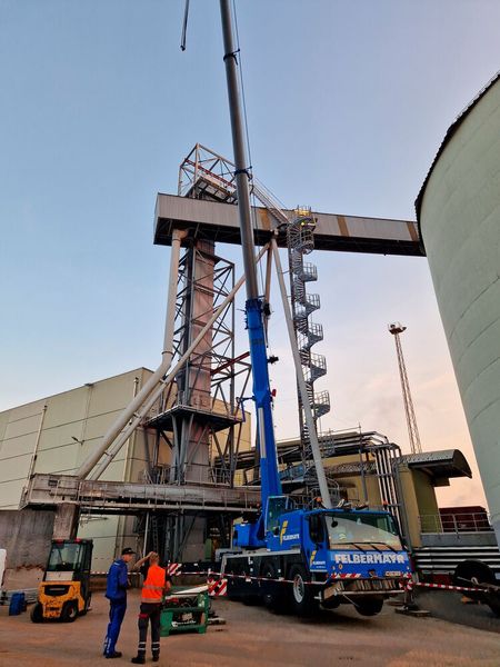 Rema Tip Top installiert die Förderbänder in 40 Meter Höhe bei der Firma Lenzing. (Bild: Rema Tip Top)