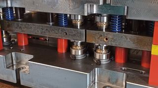 Ein Blick ins Werkzeug bein Novo-Tech zeigt die verbauten Normteile von Meusburger. (Bild: Novo-Tech)