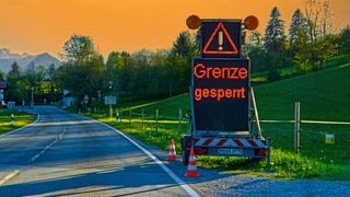 Geschlossene Grenzen blockieren auch den europäischen Warenverkehr. In der Automobilindustrie könnte die Produktion gestört werden. (Bild: gemeinfrei)