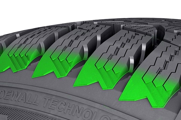Die „Tiefschnee-Booster“ (grün) verstärken den Griff in tiefem, lockerem Schnee. Die stufenartigen Elemente in den Rillen sollen Schneematsch aus dem Profil befördern. (Foto: Nokian)
