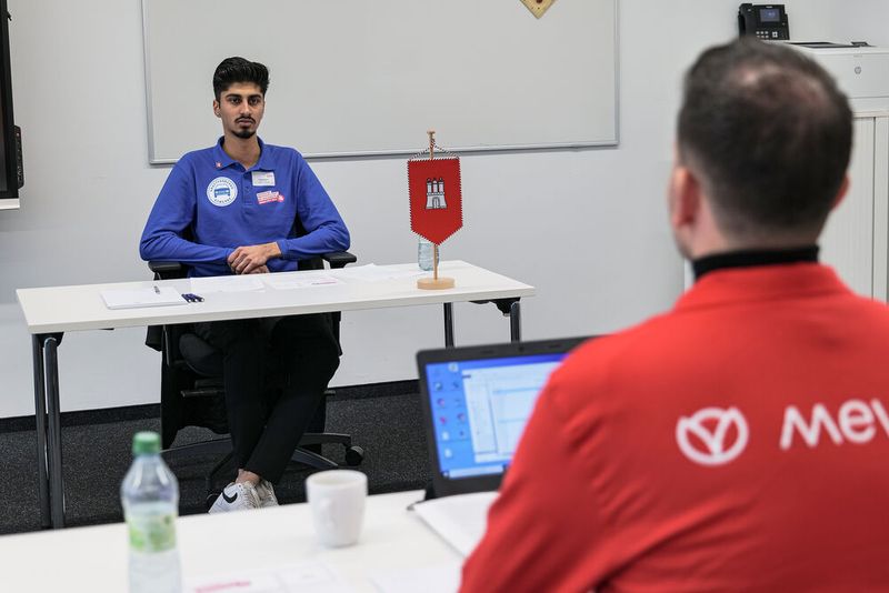 Roman Ahmadi aus Hamburg erläutert hier dem Experten die Möglichkeiten eines Autohauses, mit einer Kundenreklamation umzugehen. (Bild: Schmidt - VCG)