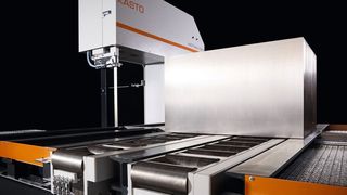 Blick in den Arbeitsbereich der neuen Block- und Plattenbandsäge Kastobbs. Sie wird vom Hersteller Kasto als echtes Kraftpaket bezeichnet. (Kasto)