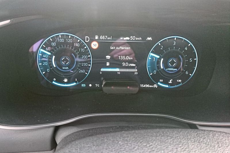 Der automatische Geschwindigkeitsregler reagiert auf Abstände zum nächsten Fahrzeug und auf den Lenkeinschlag des Lenkrads. Wechselnde Geschwindigkeitsvorgaben werden dagegen nicht übernommen. (Bild: Sven Prawitz)