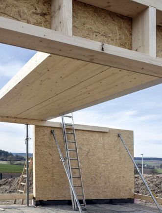 (Geschossdecke aus Fichte-Brettschichtholzelementen während der Bauphase. Bild: Bohl Architekten, Wolfhagen)
