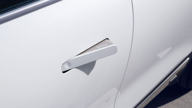 Äußerlich zeichnet sich der neue Smart durch glatte Flächen und mit dem Blech bündige Türgriffe aus.  (Bild: Smart)