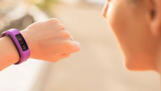 Fitnessarmband: Mit Hilfe von Optoelektronik messen die Wearables während des Sports den Puls. (©Kaspars Grinvalds - stock.adobe.com)