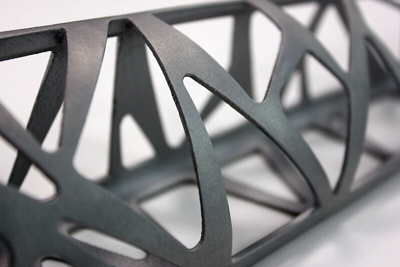 So wenig Material wie möglich enthält diese Armlehne für einen Flugzeugsitz. Das spart Gewicht, lässt sich aber nur mittels additiver Fertigung herstellen. (Bild: Apworks)