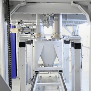 Shuttle-Befüllung und Robotower mit Drehtisch (Bild:  Emde)