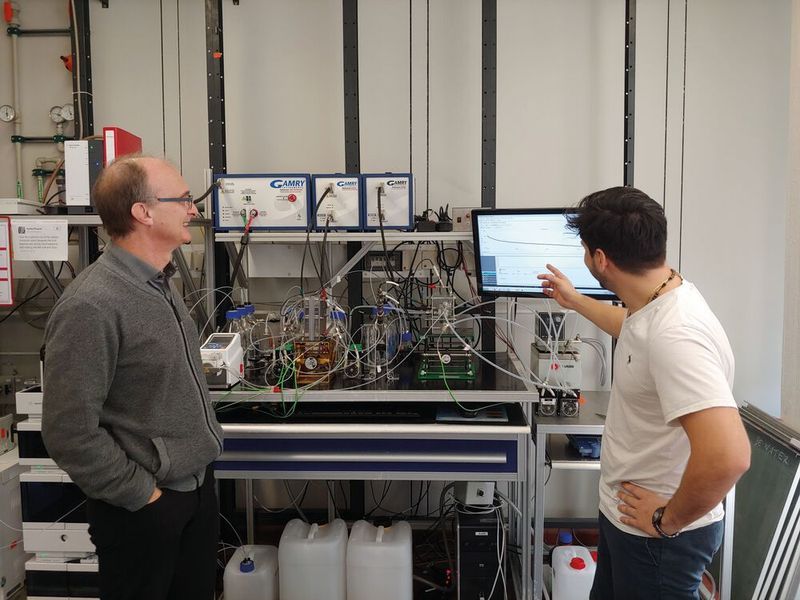 Prof. Elias Klemm at one of the experimental facilities at the Institute of Technical Chemistry of the University of Stuttgart. (University of Stuttgart/ ITC)
