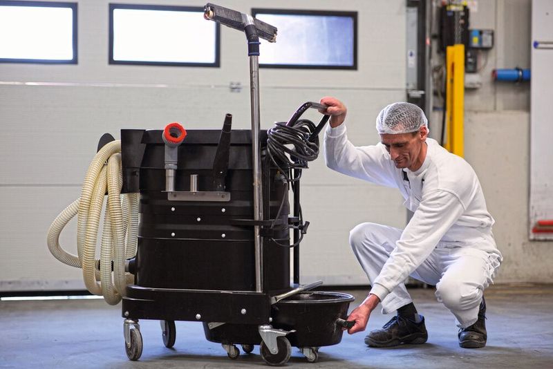 Praktisches Detail: Der rollbare Staubbehälter erleichtert das Handling. (Bild: Ruwac Industriesauger GmbH)