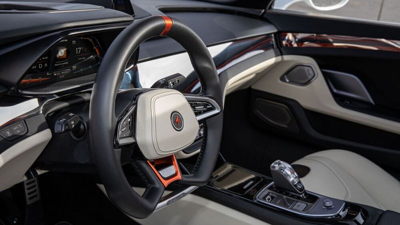 Der Innenraum des Vayanne ist sportlich und nobel eingerichtet. (Bild: Deus Automobiles)