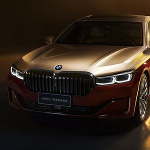 Der BMW 760 Li Two Tone kommt im Zweifarben-Look daher. (Bild:  BMW)